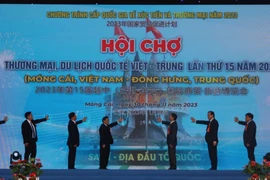Đại biểu hai nước Việt Nam-Trung Quốc ấn nút khai mạc Hội chợ Thương mại-Du lịch Quốc tế Việt-Trung lần thứ 15. (Ảnh: Thanh Vân/TTXVN) 