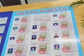 Danh sách các giáo viên của trường THPT Nguyễn Du (huyện Châu Đức, tỉnh Bà Rịa-Vũng Tàu) đăng ký hiến xác cho nghiên cứu y học. (Ảnh: Hoàng Nhị/TTXVN)