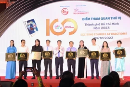 Phó Chủ tịch UBND Thành phố Hồ Chí Minh Nguyễn Văn Dũng trao bảng công bố cho 10 điểm tham quan thú vị. (Ảnh: Thu Hương/TTXVN)