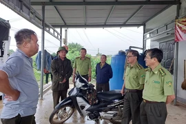 Đoàn công tác Chi cục Kiểm lâm tỉnh Đắk Lắk nắm bắt tình hình tại Trạm kiểm lâm số 2, Khu Bảo tồn Thiên nhiên Ea sô. (Ảnh: Tuấn Anh/TTXVN)