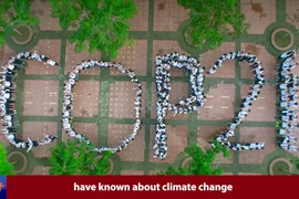 200 học sinh trường Trung học phổ thông Lương Thế Vinh xếp hình cổ động Hội nghị thượng đỉnh Liên hợp quốc về biến đổi khí hậu (COP 21). (Nguồn: Vietnam+)