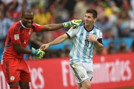 Thủ môn Nigeria xin trọng tài đừng cho Lionel Messi đá phạt