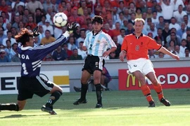 Xem lại tuyệt phẩm của Bergkamp vào lưới Argentina năm 1998