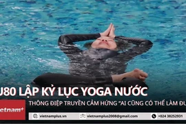 Bà lão U80 lập kỷ lục với môn Yoga nước, truyền cảm hứng "Ai cũng làm được"