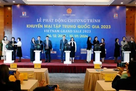 Thứ trưởng Đỗ Thắng Hải và các đại biểu bấm nút phát động Chương trình Khuyến mại tập trung Quốc gia năm 2023. (Ảnh: Đức Duy/Vietnam+)