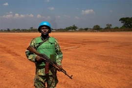 Binh sỹ thuộc Phái bộ Gìn giữ Hòa bình của Liên hợp quốc tại Cộng hòa Trung Phi (MINUSCA) tuần tra tại Paoua, Cộng hòa Trung Phi ngày 2/12/2021. (Ảnh: AFP/TTXVN)