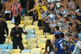 Cảnh sát Brazil và người hâm mộ Argentina trên khán đài. (Ảnh: AFP)
