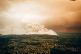 Khói bốc lên ngùn ngụt từ đám cháy rừng tại Quebec, Canada, ngày 10/7/2023. (Ảnh: AFP/TTXVN)