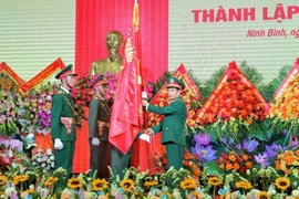 Đại tướng Phan Văn Giang, Ủy viên Bộ Chính trị, Phó Bí thư Quân ủy Trung ương, Bộ trưởng Bộ Quốc phòng trao Quân kỳ Quyết thắng tặng Quân đoàn 12. (Ảnh: TTXVN)