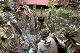 Người dân sơ tán khỏi nhà sau trận động đất tại Hinatuan, tỉnh Surigao del Sur, Philippines, ngày 3/12/2023. (Ảnh: AFP/TTXVN)