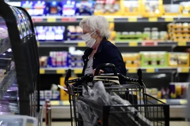 Người dân mua sắm tại siêu thị ở Frankfurt, Đức. (Nguồn: AFP/TTXVN)