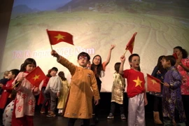 Các học sinh trường Bình Minh trình diễn ca khúc "Việt Nam trong tôi là." (Ảnh: Anh Hiển/Vietnam+)