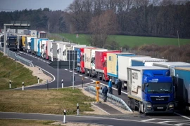 Các phương tiện chờ qua cửa khẩu biên giới Đức-Ba Lan ở gần Briesen (Đức). (Ảnh: AFP/TTXVN)