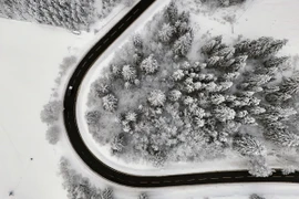 Tuyết phủ trắng xóa trên núi Kahler Asten ở gần Winterberg, Đức, ngày 1/12/2023. (Ảnh: AFP/TTXVN)