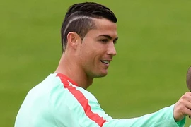 Ronaldo khoe kiểu tóc mới.