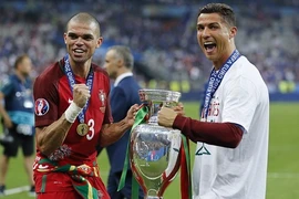 Ronaldo và Pepe có tên trong đội hình tiêu biểu EURO 2016. (Nguồn: AP)