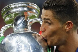 Ronaldo hôn cúp sau khi giành chức vô địch. (Nguồn: AP)