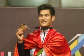 Nguyễn Duy Tuyến nhận huy chương vàng môn Pencak silat. (Ảnh: Quốc Khánh/TTXVN)