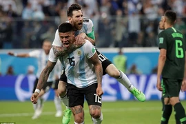Messi và Rojo thay nhau lập công giúp Argentina vào vòng 1/8. 