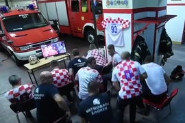 Lính cứu hỏa Croatia theo dõi đội nhà thi đấu ở trận gặp Nga. (Nguồn: jutarnji.hr)