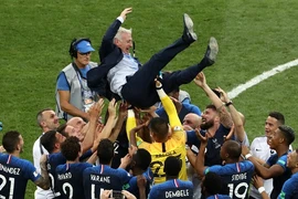 Didier Deschamps ăn mừng chiến thắng cùng học trò. (Nguồn: Getty Images)