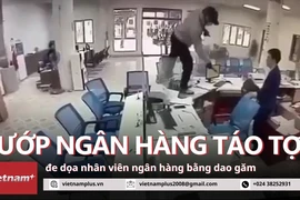 [Video] Cận cảnh đối tượng táo tợn cầm dao cướp ngân hàng ở Nghệ An