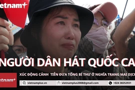 Người dân hát Quốc ca tiễn biệt Tổng Bí thư Nguyễn Phú Trọng trước nghĩa trang