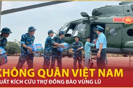 Không quân Việt Nam xuất kích cứu trợ đồng bào vùng lũ