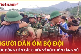 Người dân bật khóc nghẹn ngào khi tiễn gần 400 bộ đội rời thôn Làng Nủ