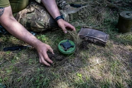 Huấn luyện về mìn sát thương ở Ukraine. (Nguồn: cbsnews)