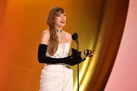 Tại lễ trao giải Grammy 2024, Taylor Swift đã vượt qua nhiều tên tuổi "nặng ký" để lập kỷ lục là nghệ sĩ giành nhiều "Album của năm" nhất trong lịch sử giải thưởng, lần này là với album "Midnights". (Nguồn: AFP/TTXVN). 