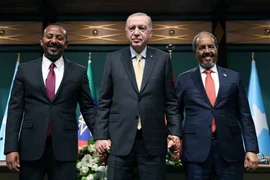 Tổng thống Thổ Nhĩ Kỳ Recep Tayyip Erdogan (ở giữa) chụp ảnh cùng Tổng thống Somalia Hassan Sheikh Mohamud (bên phải) và Thủ tướng Ethiopia Abiy Ahmed (bên trái), sau một cuộc họp báo ở Ankara, ngày 11/12/2024 (Nguồn: Reuters)