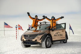 Vợ chồng Chris và Julie Ramsey chụp ảnh tại Nam Cực bên chiếc xe điện Nissan Ariya. (Ảnh: Chris Ramsey)