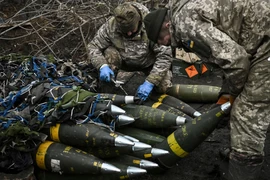 Binh sỹ Ukraine lắp đầu đạn pháo tại Bakhmut ngày 11/3/2023. (Ảnh: AFP)