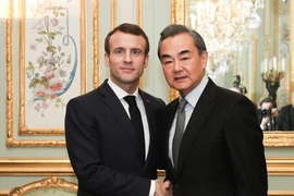 Tổng thống Pháp Emmanuel Macron và Bộ trưởng Ngoại giao Trung Quốc Vương Nghị. (Nguồn: SCMP)