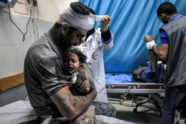 Điều trị cho những người bị thương trong vụ oanh tạc của Israel tại bệnh viện Nasser ở Khan Yunis, phía Nam Dải Gaza. (Ảnh: AFP/TTXVN) 