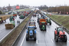 Nông dân phong tỏa đường cao tốc A1 nối Lille và Paris, tại Lesquin, miền Bắc Pháp, trong cuộc biểu tình ngày 25/1/2024. (Ảnh: THX/TTXVN)