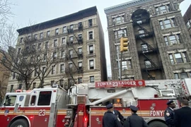 Lực lượng cứu hỏa có mặt tại hiện trường vụ cháy tòa nhà chung cư ở thành phố New York, Mỹ. (Nguồn: Mạng xã hội X)