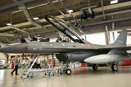Máy bay tiêm kích F-16B tại căn cứ không quân Skrydstrup ở thị trấn Vojens, Đan Mạch, ngày 20/8/2023. (Ảnh: AFP/TTXVN)