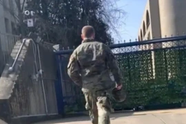 Hình ảnh người đàn ông mặc quân phục bước tới trước Đại sứ quán Israel tại Mỹ và tự thiêu. (Nguồn: Ảnh chụp màn hình/Al Jazeera)
