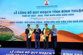 Phó Thủ tướng Trần Hồng Hà Trao Quyết định phê duyệt Quy hoạch tỉnh Bình Thuận thời kỳ 2021-2030, tầm nhìn đến năm 2050. (Ảnh: Nguyễn Thanh/TTXVN)