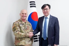 Bộ trưởng Quốc phòng Hàn Quốc Shin Won-sik và Tư lệnh tối cao của Tổ chức Hiệp ước Bắc Đại Tây Dương (NATO) tại châu Âu Christopher Cavoli. (Nguồn: Yonhap)