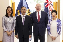 Đại sứ Việt Nam tại Australia Phạm Hùng Tâm và phu nhân chụp ảnh lưu niệm cùng Toàn quyền Australia David Hurley và phu nhân. (Ảnh: TTXVN phát)