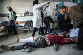 Điều trị cho người bị thương trong vụ tấn công của lực lượng Israel nhằm vào người dân Palestine chờ nhận hàng viện trợ nhân đạo tại thành phố Gaza, ở bệnh viện Kamal Edwan, ngày 29/2/2024. (Ảnh: AFP/TTXVN)