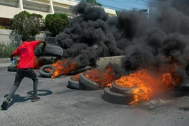 Người biểu tình gây bạo loạn tại Port-au-Prince, Haiti sau quyết định từ chức của Thủ tướng Ariel Henry, ngày 12/3/2024. (Ảnh: AFP/TTXVN)