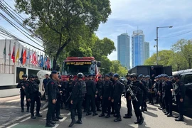 Cảnh sát Jakarta được tăng cường đảm bảo an ninh trước trụ sở KPU. (Ảnh: Đỗ Quyên/TTXVN)