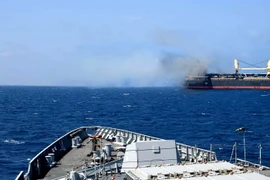 Tàu chở hàng bị lực lượng Houthi tấn công trên Vịnh Aden, Yemen, ngày 6/3/2024. (Ảnh: AFP/TTXVN)