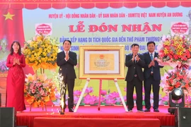 Phó Chủ tịch UBND thành phố Hải Phòng Lê Khắc Nam (thứ 2 từ trái sang) trao Bằng xếp hạng Di tích Quốc gia Đền thờ Phạm Thượng Quận. (Ảnh: Minh Thu/TTXVN)