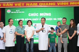 Tiến sỹ Đinh Văn Lượng, Giám đốc Bệnh viện chúc mừng bệnh nhân Phạm Anh Thư được ra viện sau ca phẫu thuật phức tạp. (Nguồn: Bệnh viện Phổi Trung ương)