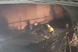 Nhân viên gác dũng cảm lao vào cứu người có ý định lao vào đoàn tàu